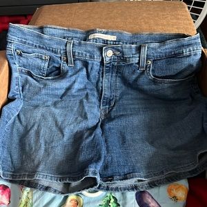 Levi Midlength Short 33